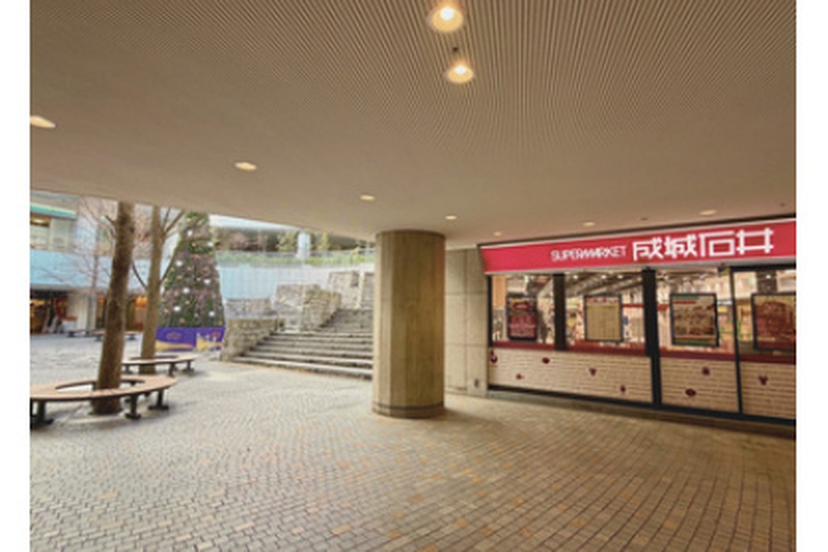 エスカレーター上がりましたら、成城石井があります。