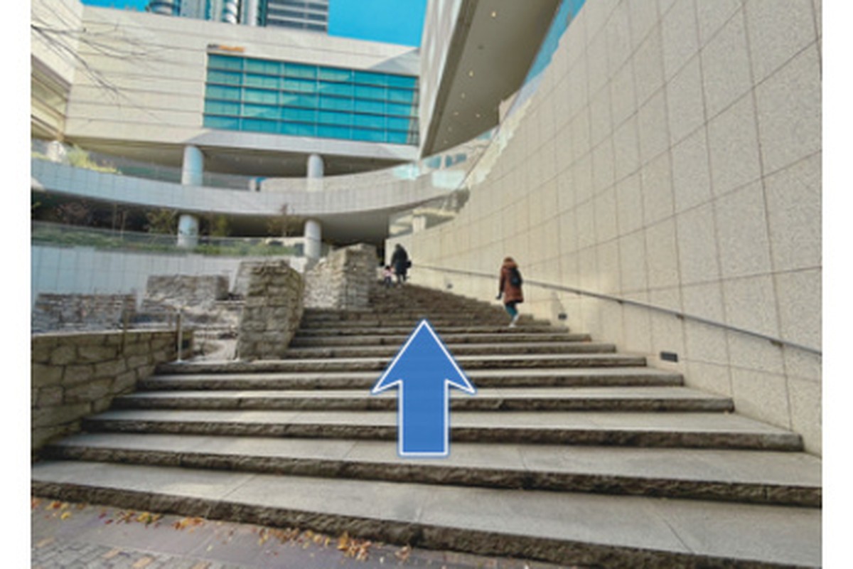 階段を上がります。