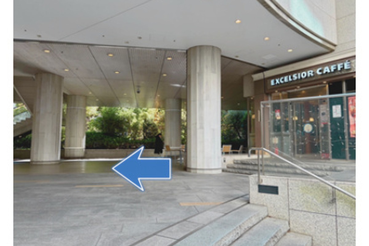 階段上がりますと、右手側にエクセルシオールカフェがあります。左手側に交差点があるので、交差点を目指してください。