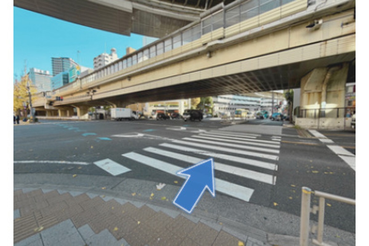 交差点を渡ります。