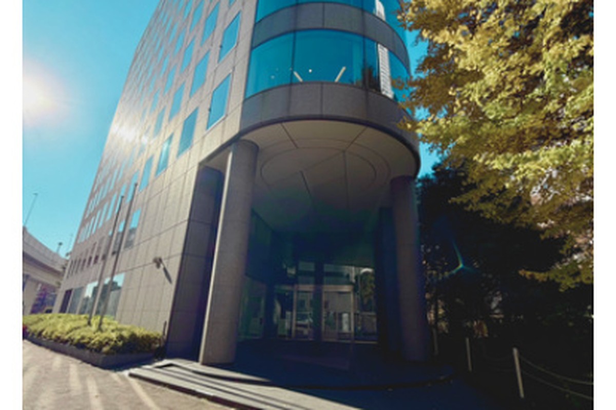 交差点を渡り、60mほど直進するとシモモトビルが見えてきます。「渋谷アクア法律事務所」はシモモトビルの2Fです。